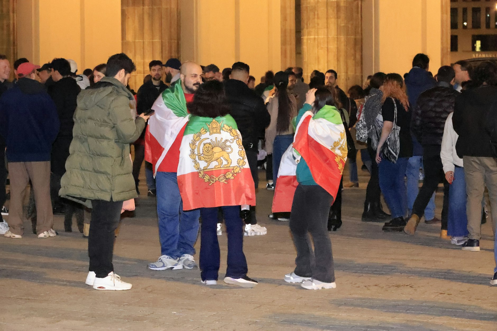 In der Nacht feierten Gruppen von Iranern am Brandenburger Tor den Tod Chameneis und fuhren anschließend im Konvoi zum Breitscheidplatz.
