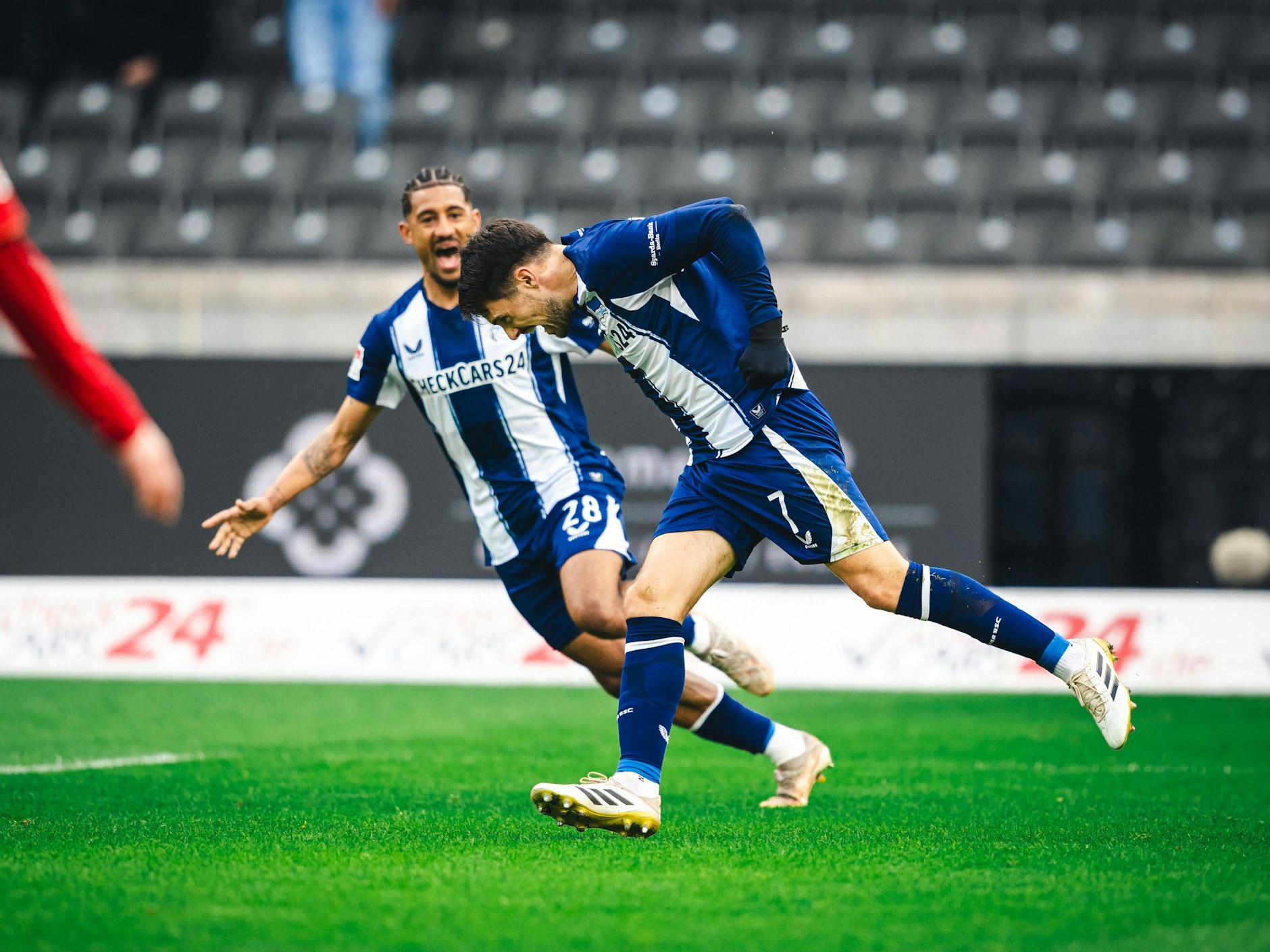 Torschütze Josip Brekalo und Passgeber Jeremy Dudziak jubeln gemeinsam über das 1:0 für Hertha BSC gegen den 1. FC Nürnberg.