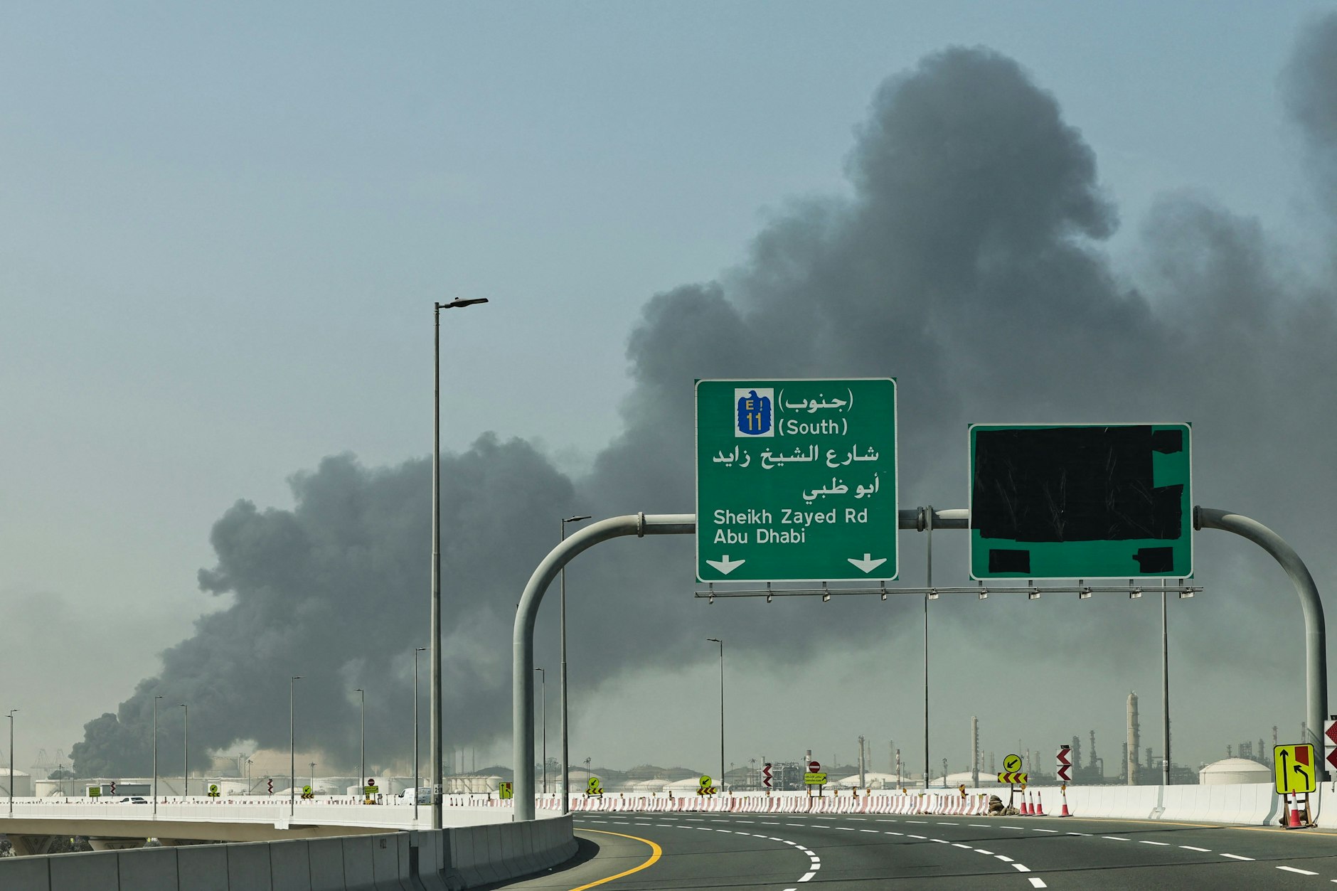 Riesige Rauchwolken stehen über dem Hafen Dschabal Ali in Dubai.