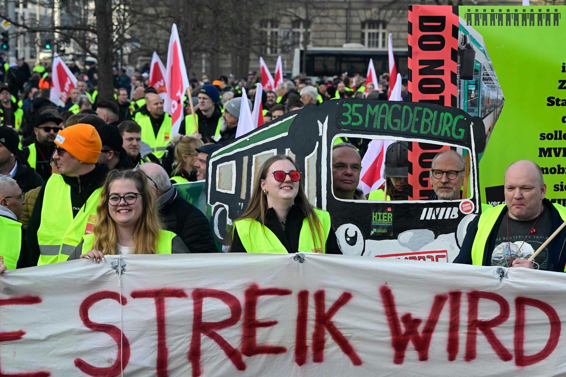 Beschäftigte des öffentlichen Nahverkehrs demonstrieren während des Warnstreiks in Berlin.