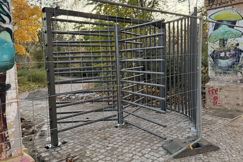 Der Zaun steht: Sonntagabend wird der Görlitzer Park erstmalig abgeschlossen