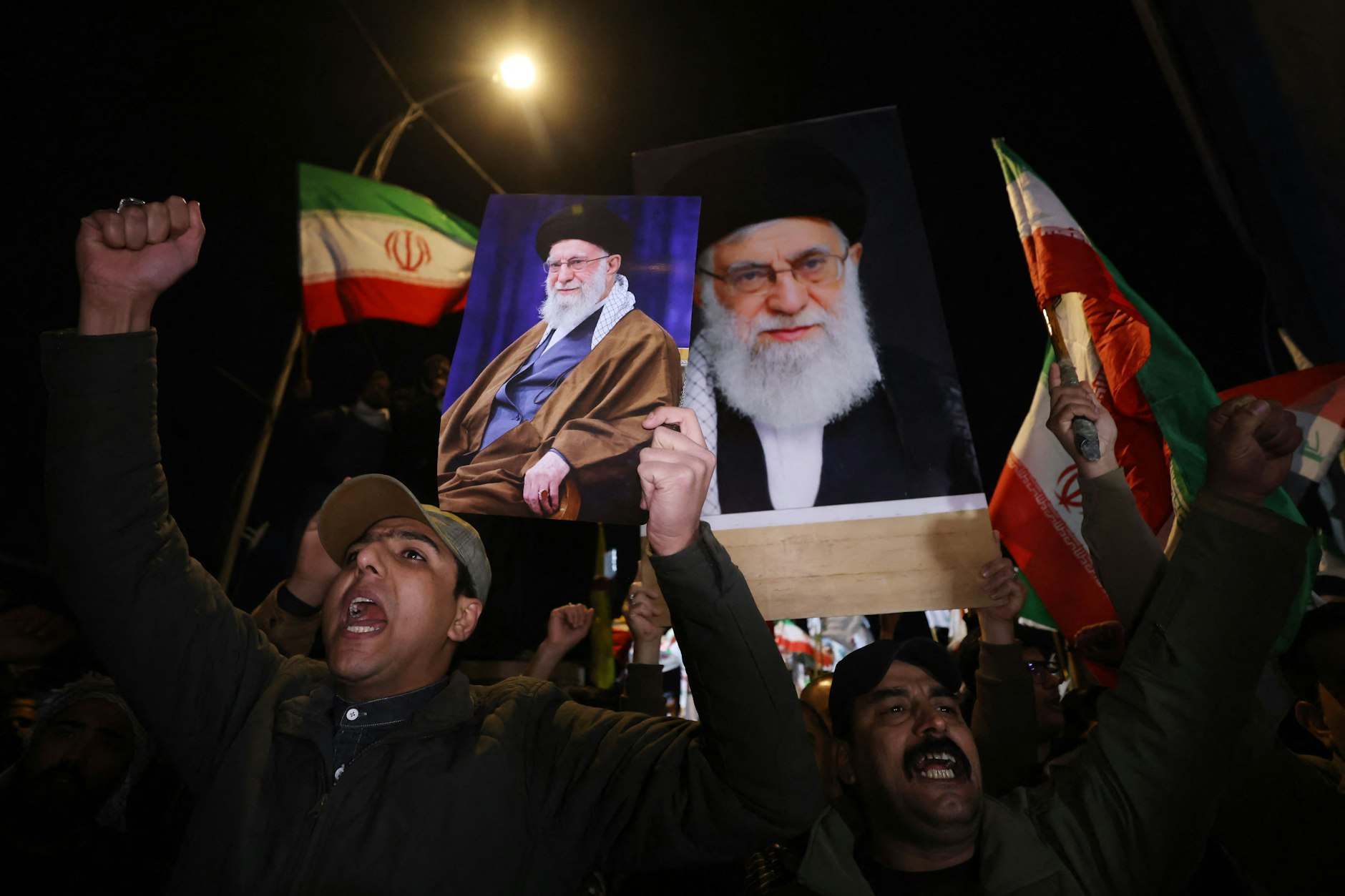 Noch in der Nacht zog es Anhänger des getöteten Ali Chamenei auf die Straßen.