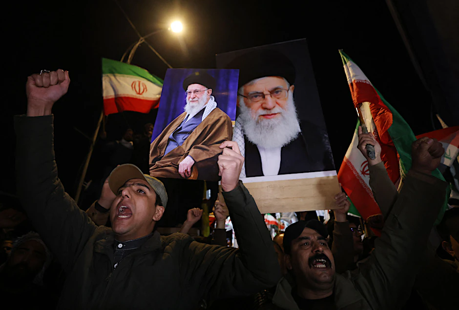 Noch in der Nacht zog es Anhänger des getöteten Ali Chamenei auf die Straßen.
