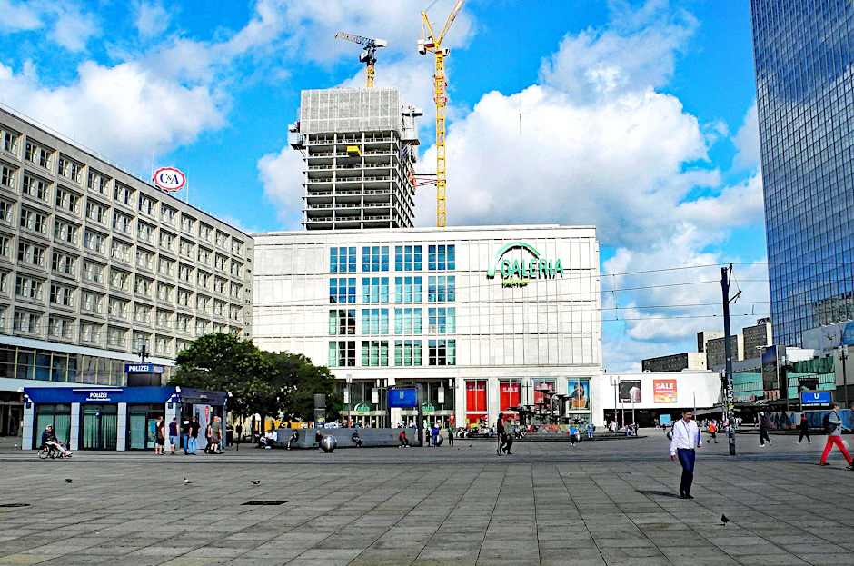 Hinter dem Kaufhof am Alexanderplatz wächst ein neues Hochhaus in die Höhe: Seit dem Juli vergangenen Jahres sind noch ein paar Etagen dazu gekommen.