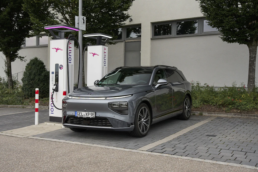 In gut 20 Minuten knallt sich der der XPeng G9 Strom für 350 Kilometer rein.                        
