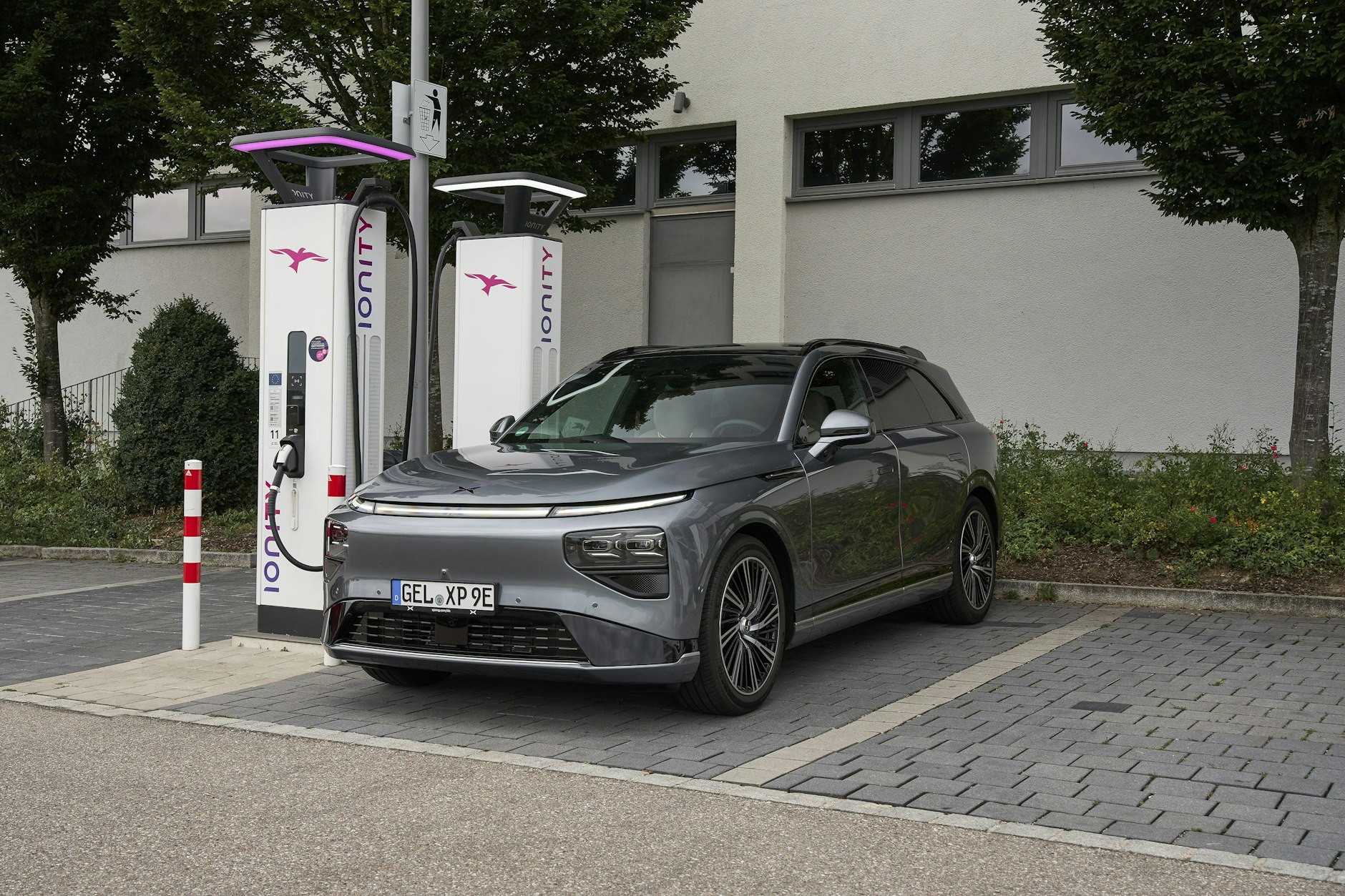 In gut 20 Minuten knallt sich der der XPeng G9 Strom für 350 Kilometer rein.