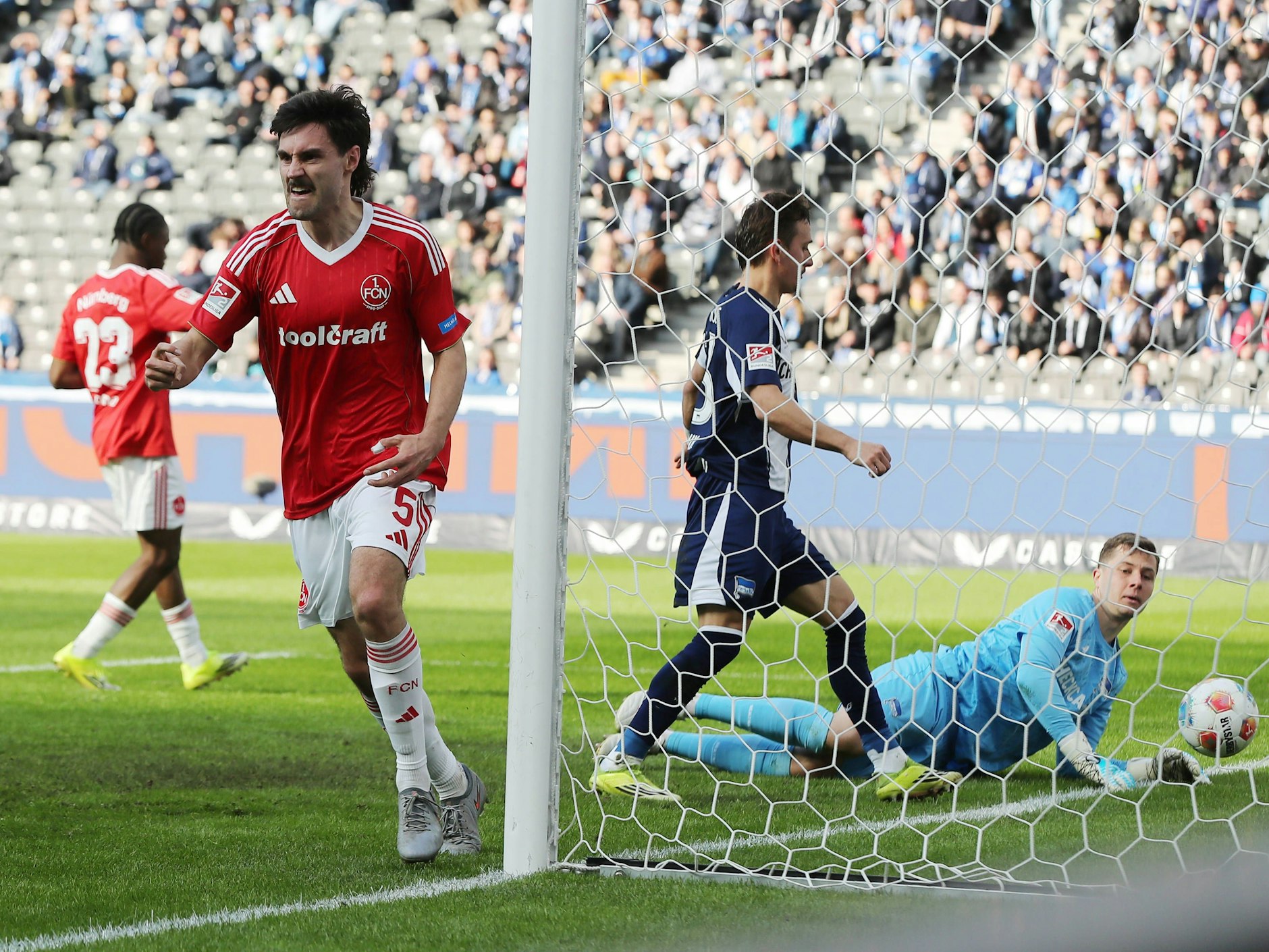 Nürnbergs Tom Baack jubelt nach seinem Kopfballtor zum 1:1. Herthas Abwehr hatte kurz vor der Pause einen Tiefschlaf eingelegt.