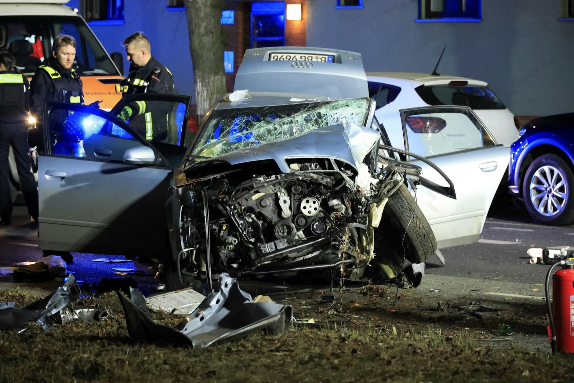 Der Fahrer wurde im Wrack eingeklemmt, er starb kurz nach dem Crash.