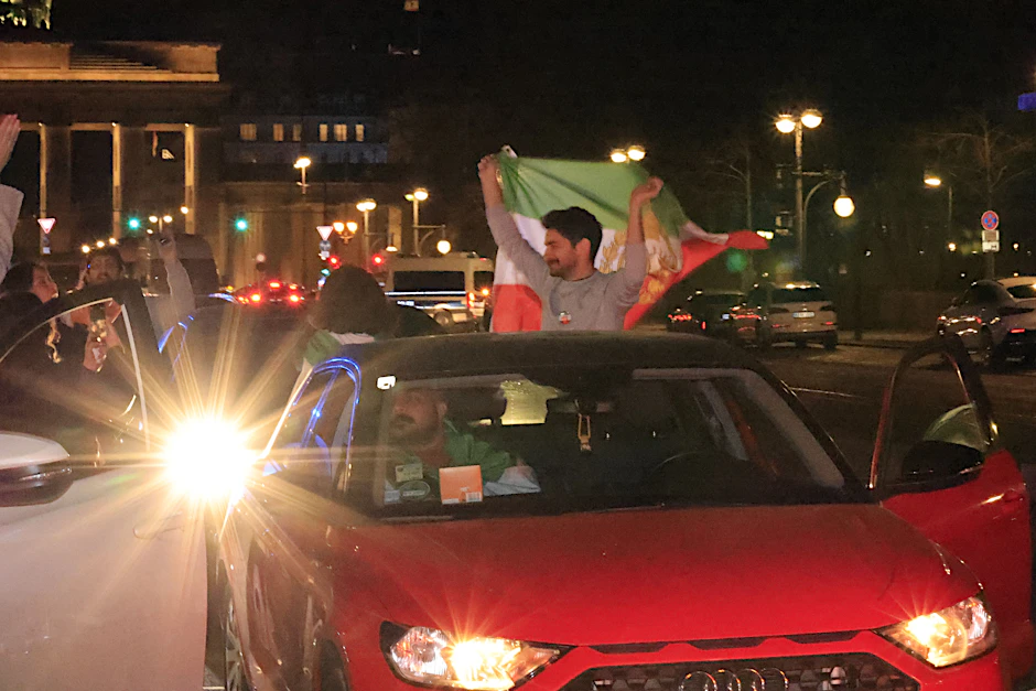 Am Brandenburger Tor feierten Exil-Iraner den Tod von Ali Chamenei nach Bombenangriffen durch die USA und Israel.