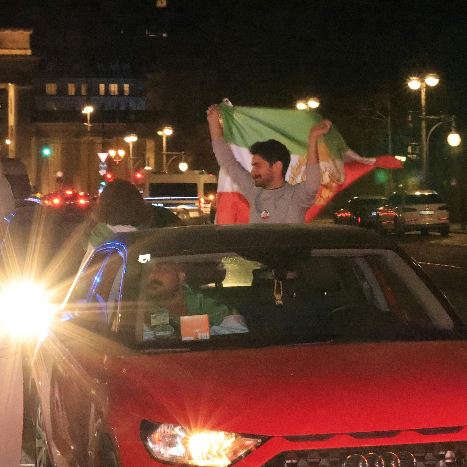 In Berlin feiern Exil-Iraner den Tod von Ali Chamenei