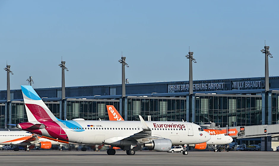 Ein Passagierflugzeug der Eurowings auf dem BER. Ein Flugzeug der Airline, das auf dem Weg nach Dubai war, musste am Sonnabend umkehren.