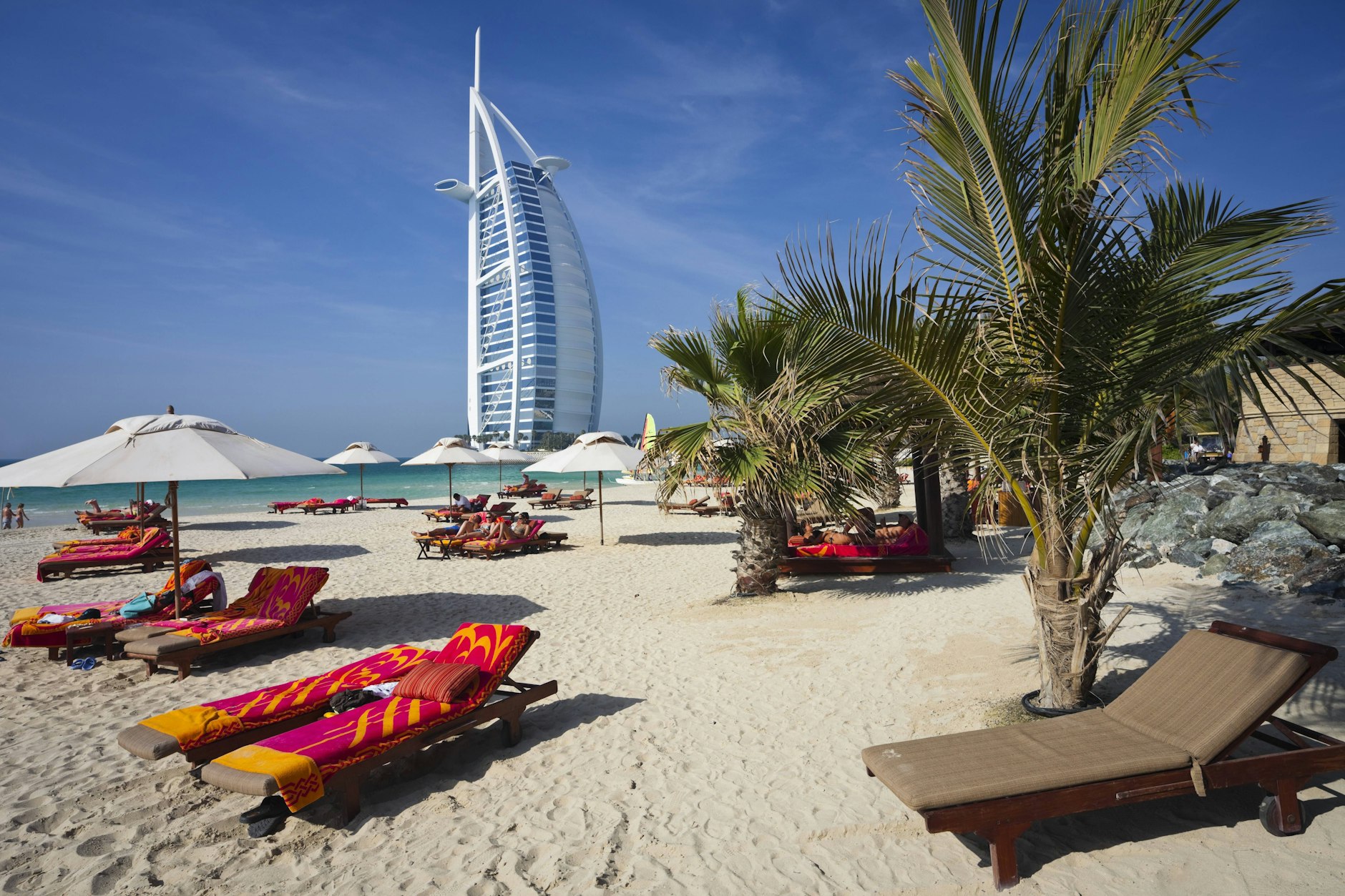 Das Hotel Burj Al Arab in Dubai wurde leicht beschädigt. Die Prominenz ist schockiert.