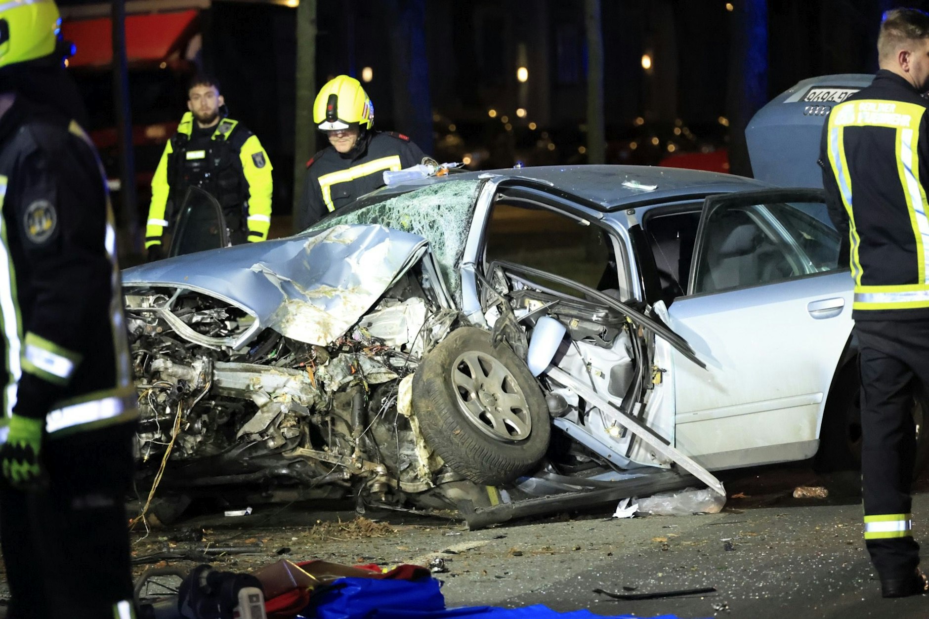 Der Wagen schleuderte gegen einen Baum.