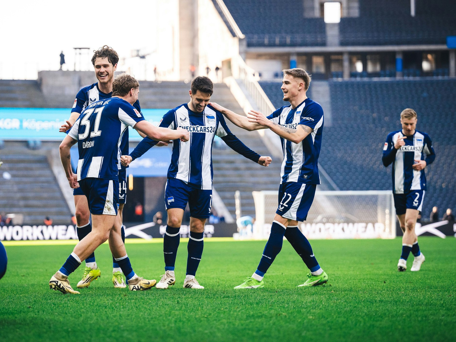 Herthas Marton Dardai, Linus Gechter und Marten Winkler feiern den Doppeltorschützen Josip Brekalo. 