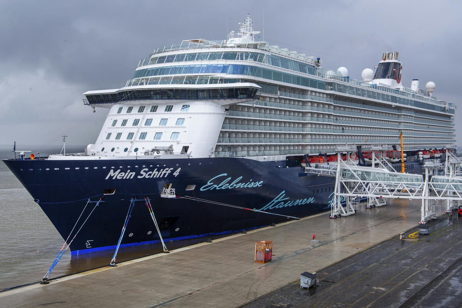 „Mein Schiff 4“ in Bremerhaven. Nun hängt der Luxusliner in Abu Dhabi fest.