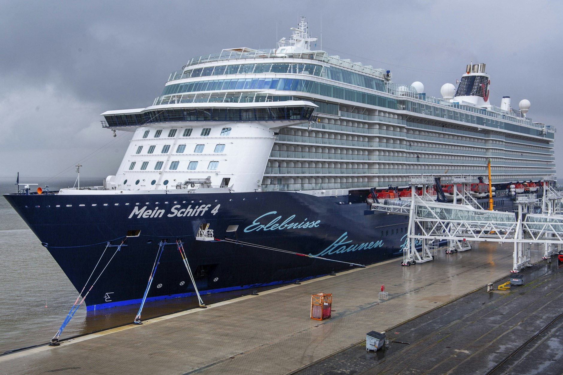 „Mein Schiff 4“ in Bremerhaven. Nun hängt der Luxusliner in Abu Dhabi fest.