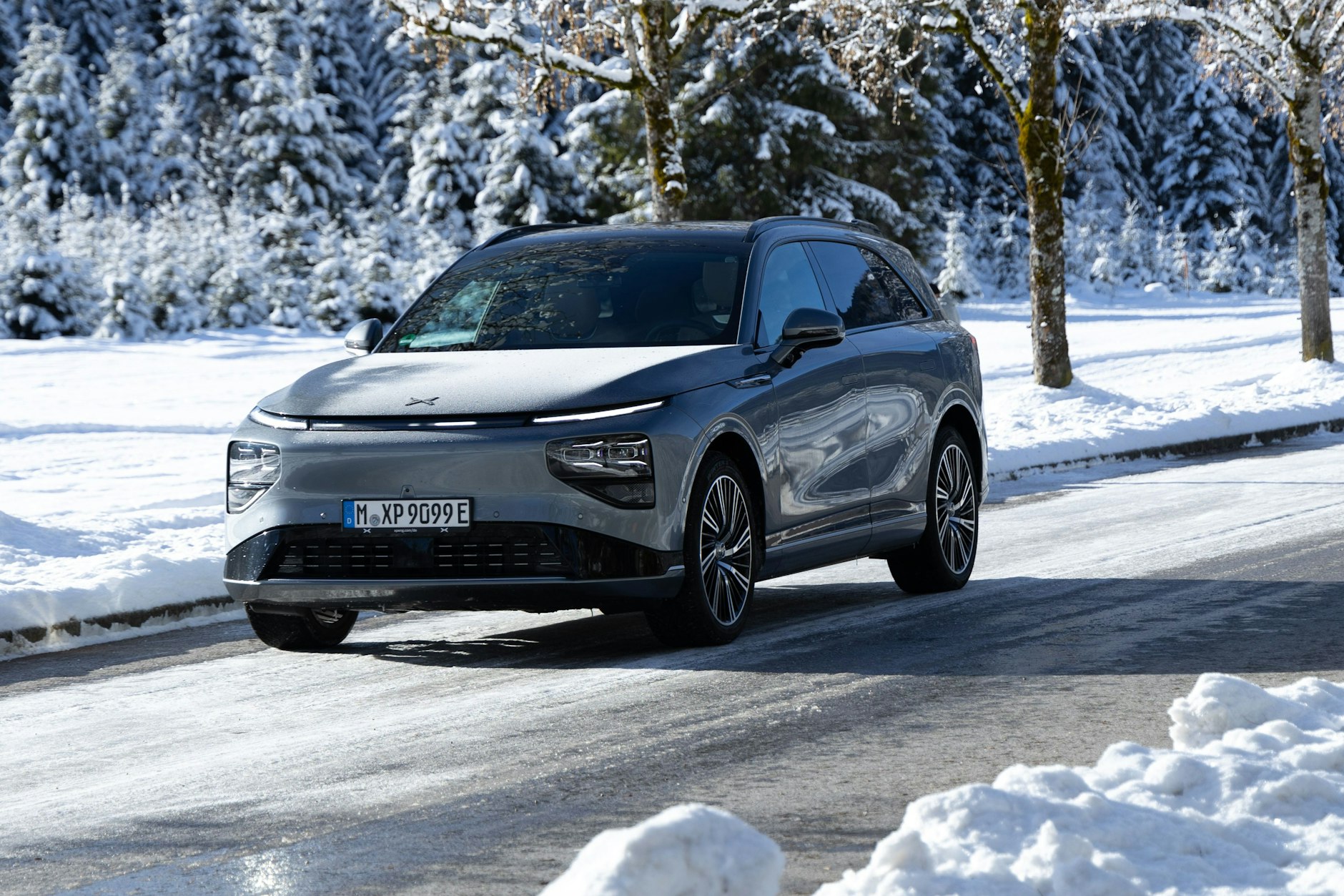 Vorbei die Zeit der überdimensionierten Kühlergrills. Auch vorne hier fällt viel glattes, durchgehende Metall auf.  