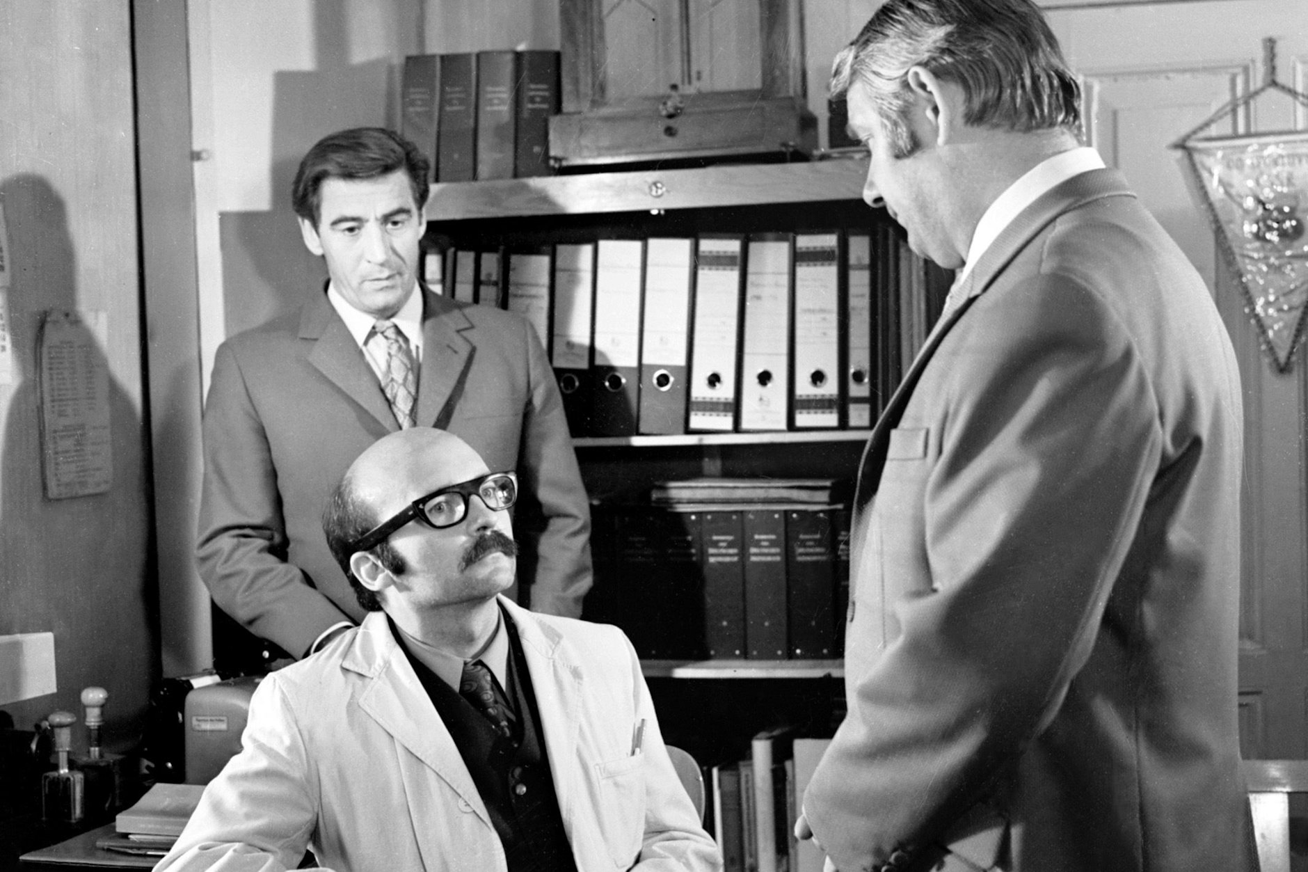 Jürgen Frohriep (Oberleutnant Hübner, l.), Peter Groeger (Apotheker) und Peter Borgelt (Oberleutnant Fuchs) in der Polizeiruf-Folge „Blütenstaub“.