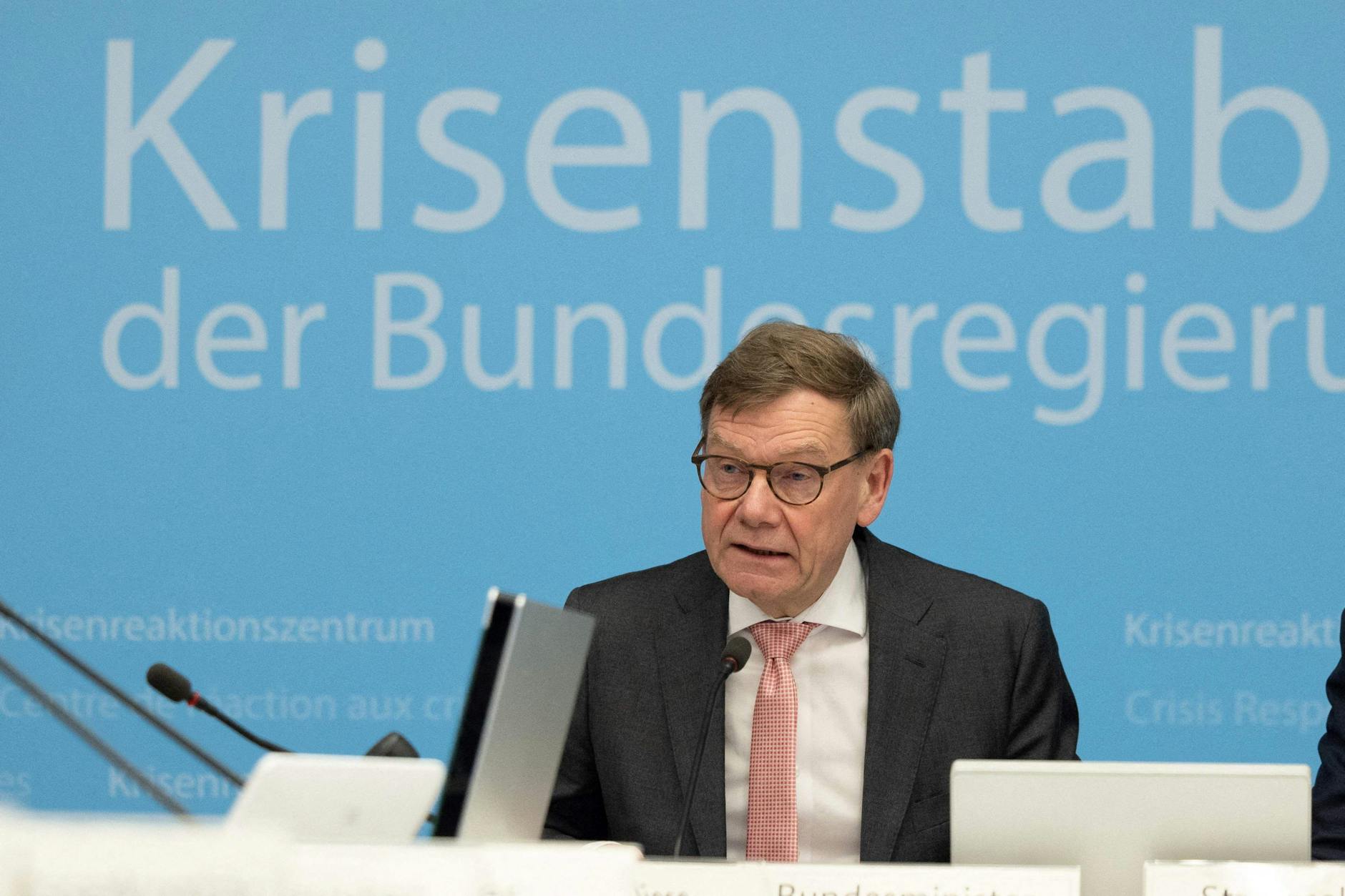 Den im Nahen Osten eingeschlossenen Touristen macht Außenminister Johann Wadephul wenig Hoffnung. Eine Evakuierung durch die Bundeswehr hat er ausgeschlosen. „Das werden wir nicht machen können, denn die Lufträume sind insgesamt geschlossen.“