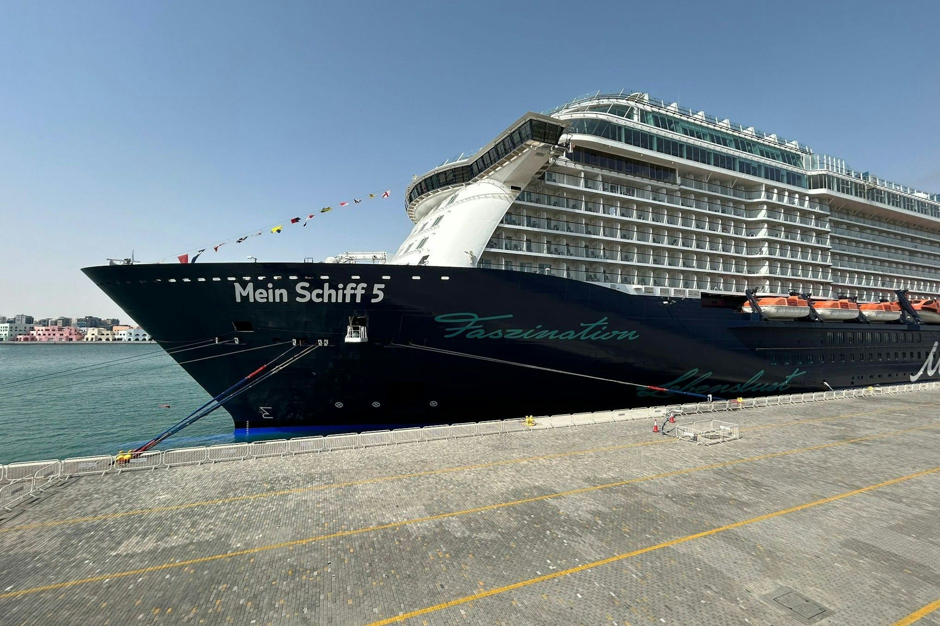 Vom deutschen Anbieter TUI Cruises liegt das Kreuzfahrtschiff „Mein Schiff 5“ aufgrund des Iran-Krieges in Doha fest.