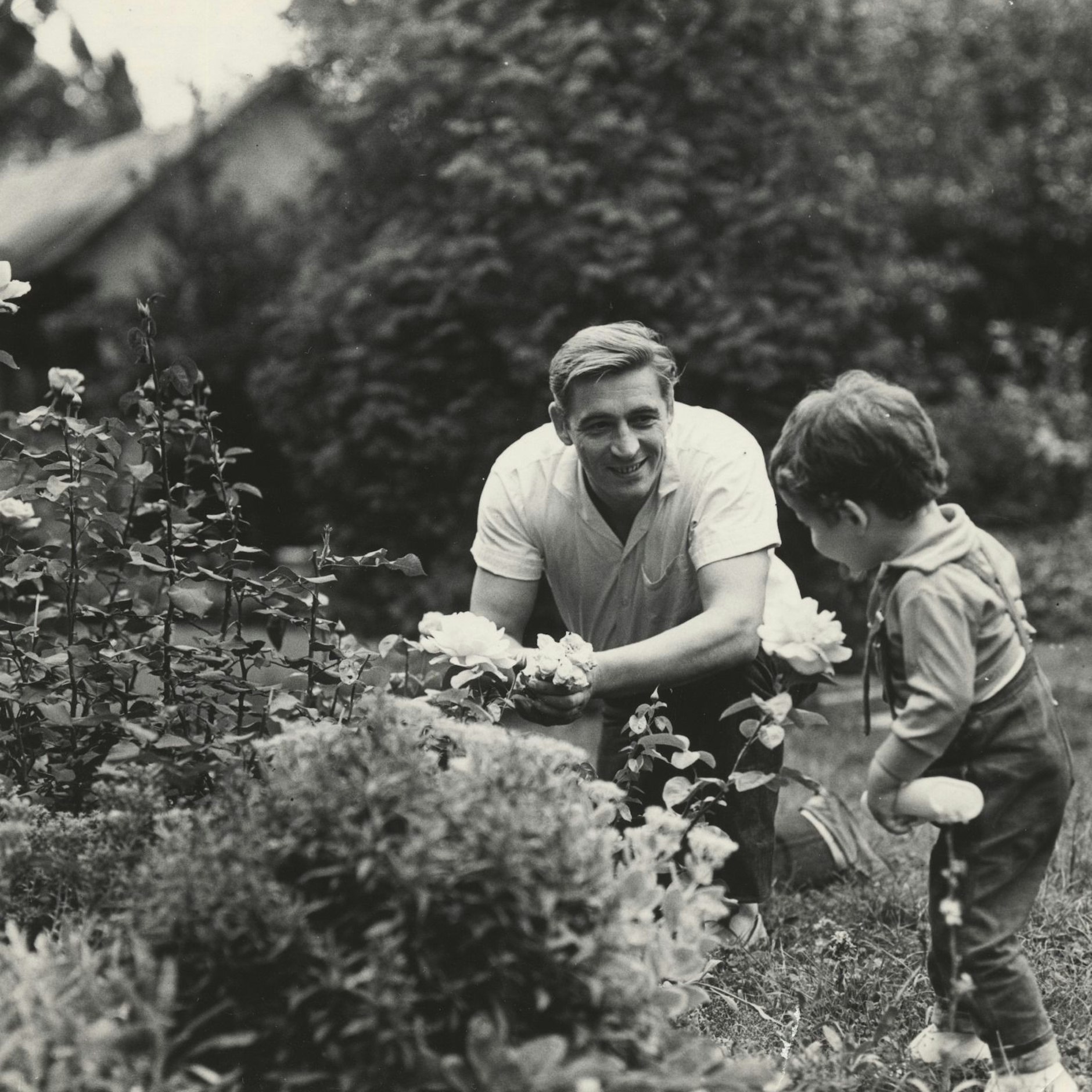 Jürgen Frohriep mit Sohn David Ende der 60er-Jahre im Garten seines Hauses in Berlin-Karolinenhof