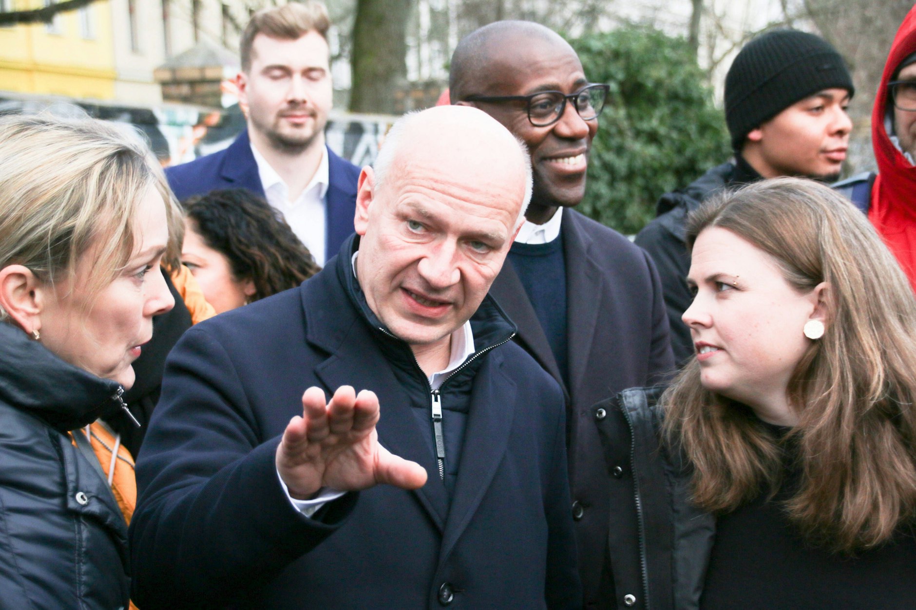 Kai Wegner bei einer Begehung des Görlitzer Parks im Jahr 2024. In der Nacht zu Montag wurde die Anlage erstmals verschlossen.