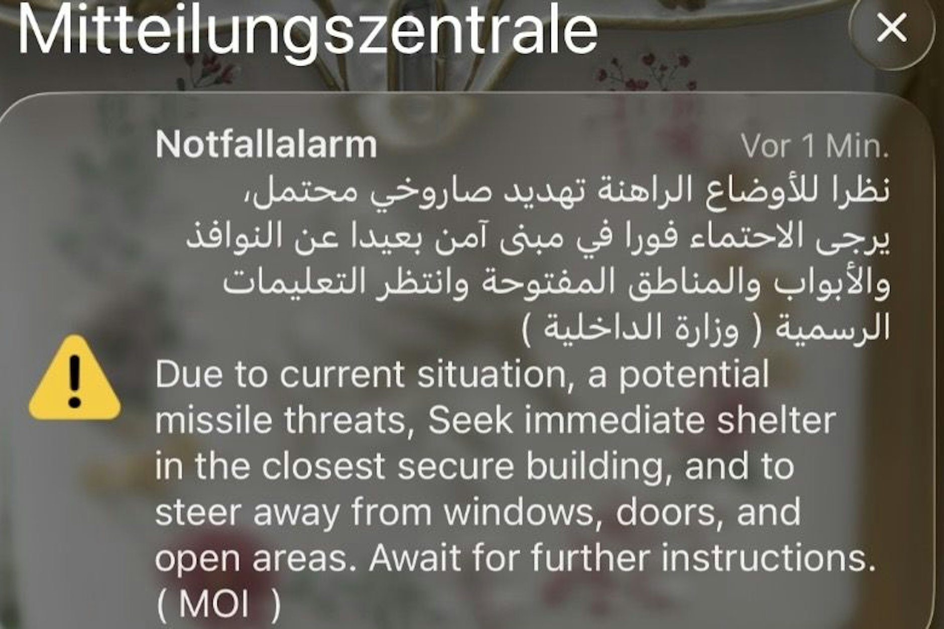 „Suchen Sie umgehend Schutz im nächsten sicheren Gebäude und halten Sie sich fern von Fenstern, Türen und offenen Bereichen.“ Diese Warnmeldung ploppte am Wochenende auf den Handys von Touristen in Dubai auf.