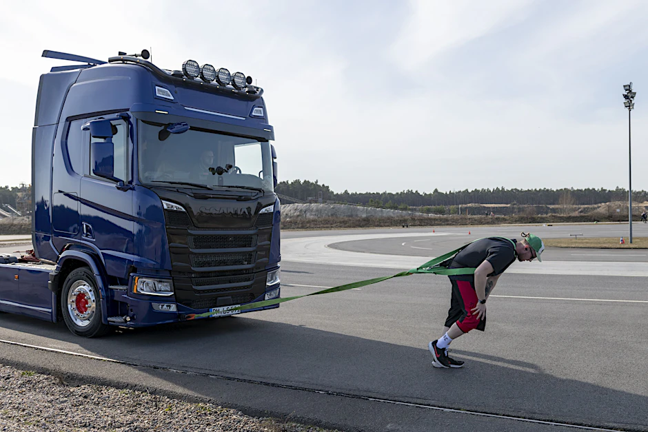Batman, Superman – und „Strongman“: Felix Zappe zieht acht Tonnen Stahl hinter sich her.