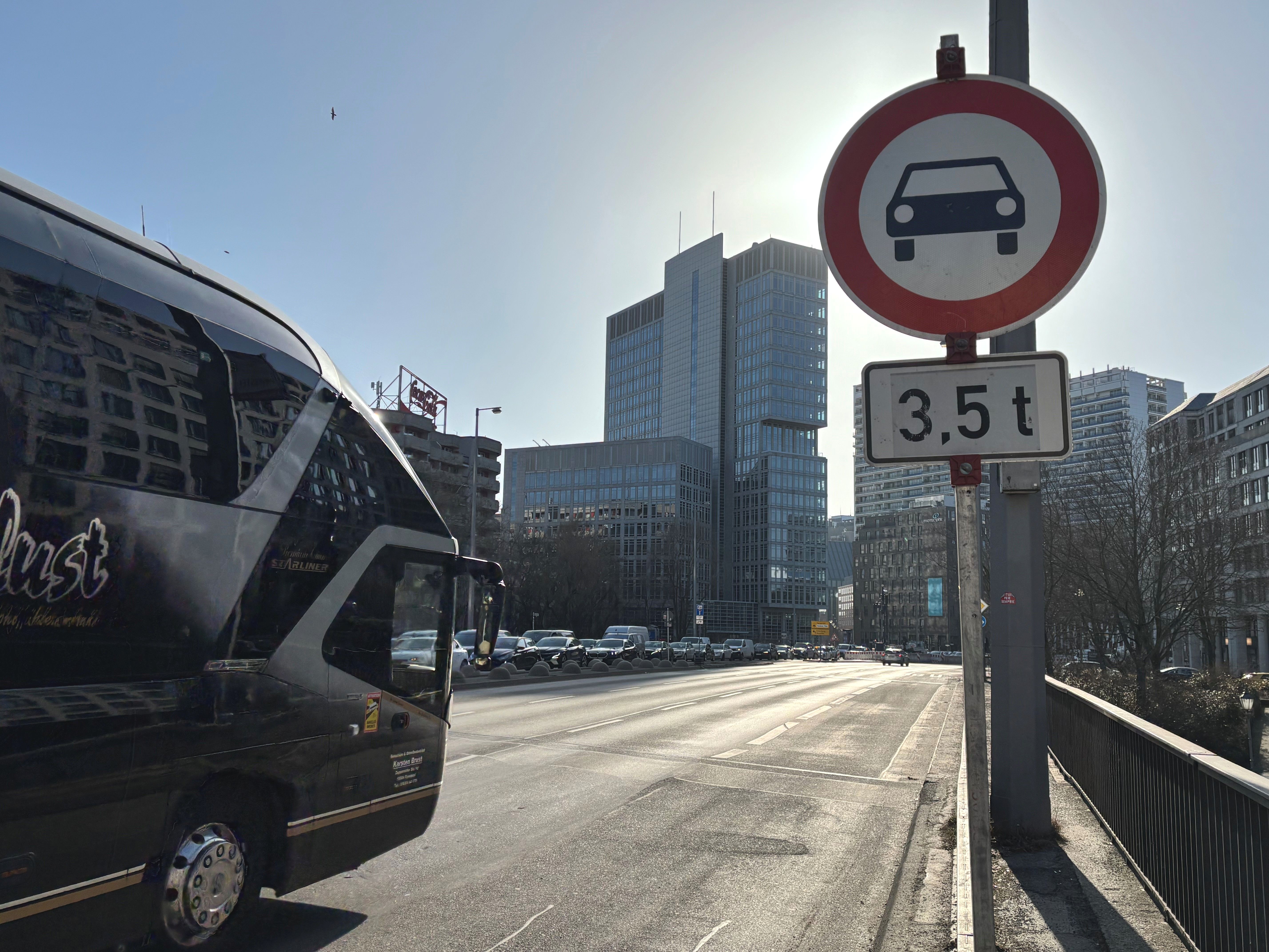 Trotz Verbot: Weiterhin rollen Busse und Lkw über kaputte Brücke in Mitte