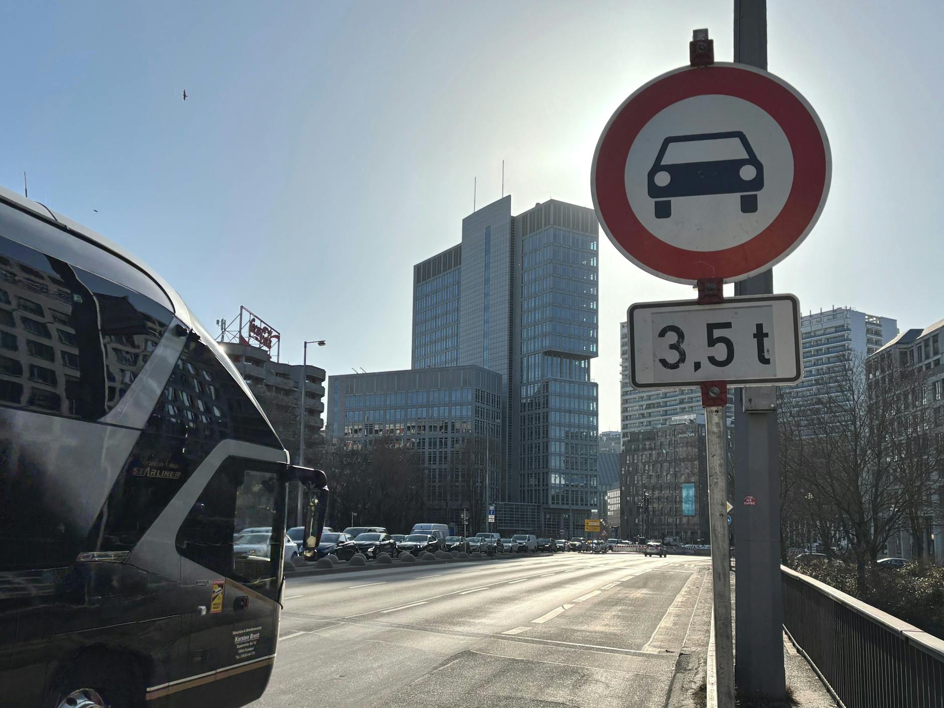 Das Verkehrszeichen ist unmissverständlich. Trotzdem befahren immer wieder Busse und Lastwagen die Neue Gertraudenbrücke.