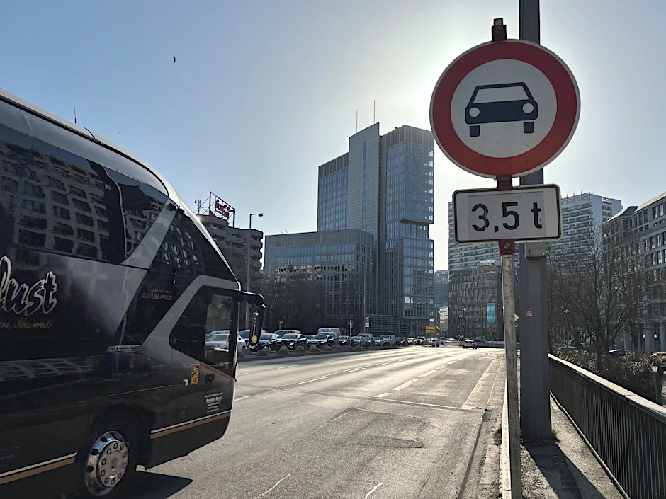 Das Verkehrszeichen ist unmissverständlich. Trotzdem befahren immer wieder Busse und Lastwagen die Neue Gertraudenbrücke.