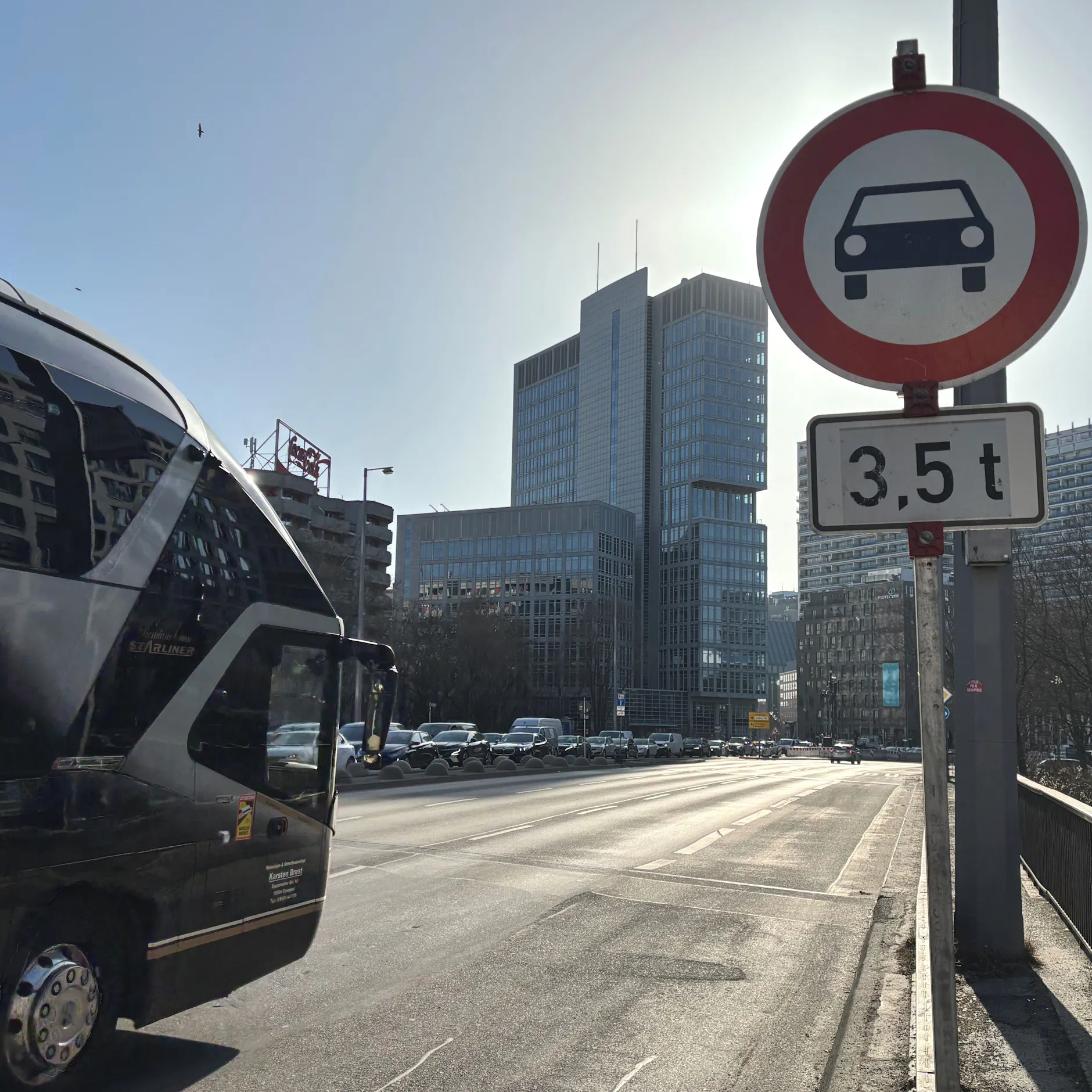 Image - Trotz Verbot: Weiterhin rollen Busse und Lkw über kaputte Brücke in Mitte