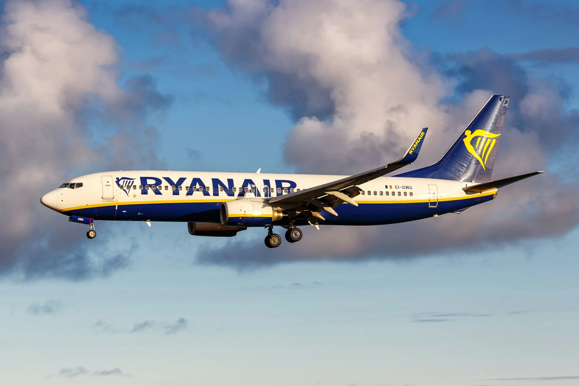 Eine Ryanair-Maschine über dem Flughafen Lanzarote – hier kam es zu massiven Verzögerungen bei der Passkontrolle.