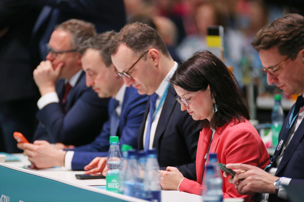 Lost im Smartphone: Mario Voigt, Paul Ziemiak, Jens Spahn, Ronja Kemmer und Hendrik Wüst auf dem Bundesparteitag ihrer Partei CDU