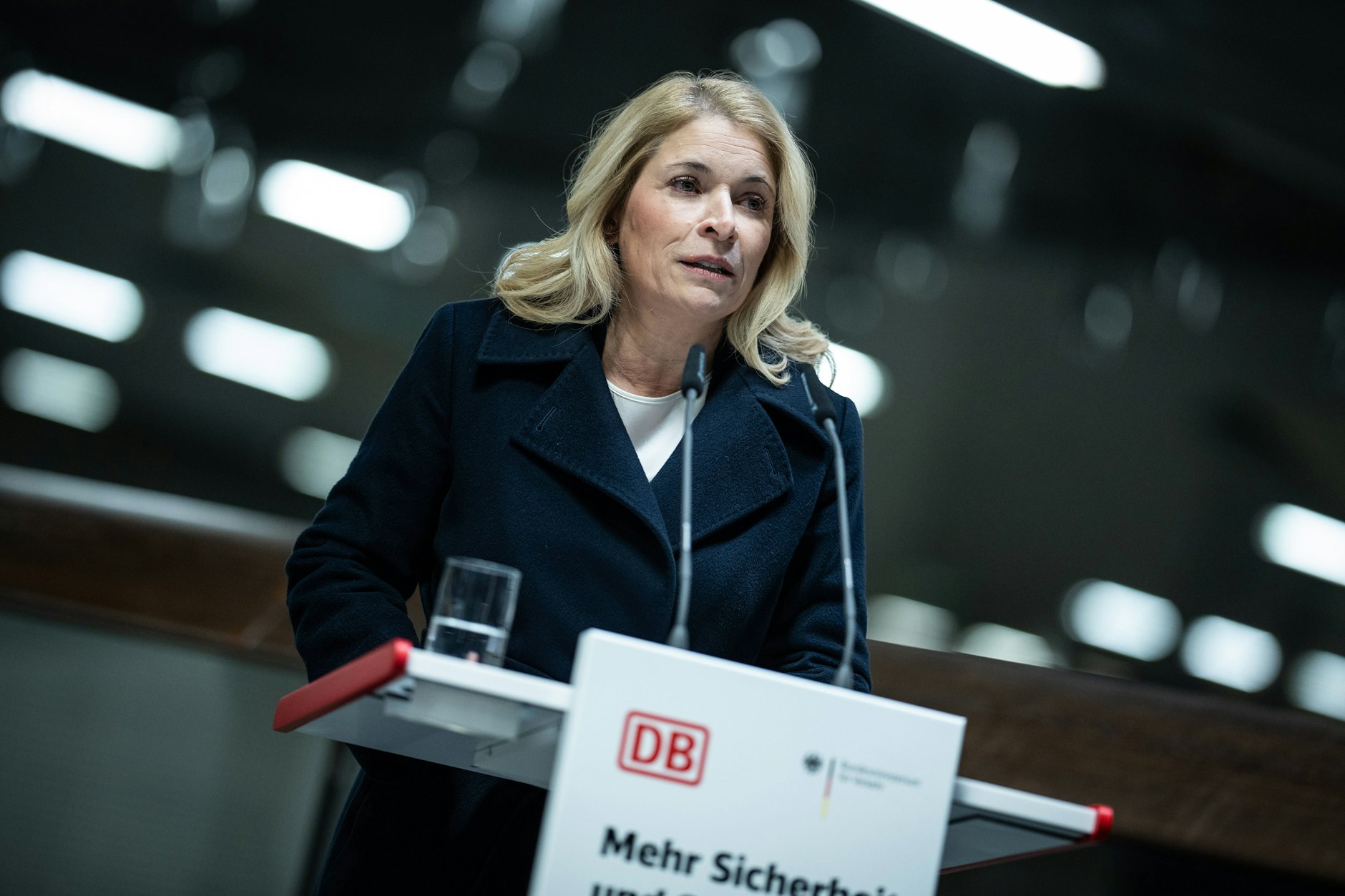 Evelyn Palla, Vorstandsvorsitzende der Deutschen Bahn, erwartet die nächsten zehn Jahre anhaltende Sanierungsarbeiten.