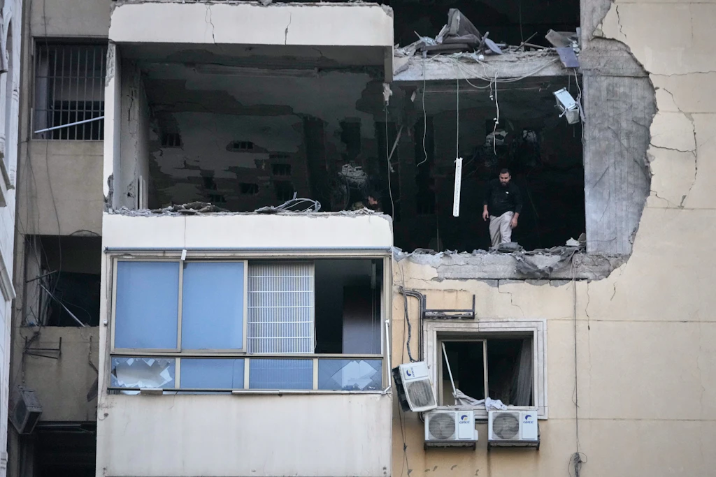 Beirut: Ein Mann begutachtet die Schäden in einem Wohnhaus nach einem israelischen Luftangriff in Dahieh, einem südlichen Vorort von Beirut.