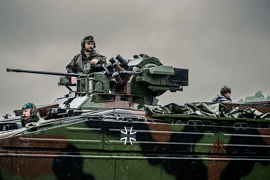 90 Prozent der deutschen Rüstungskonzerne sitzen in Westdeutschland und profitieren von der gegenwärtigen Militarisierung.