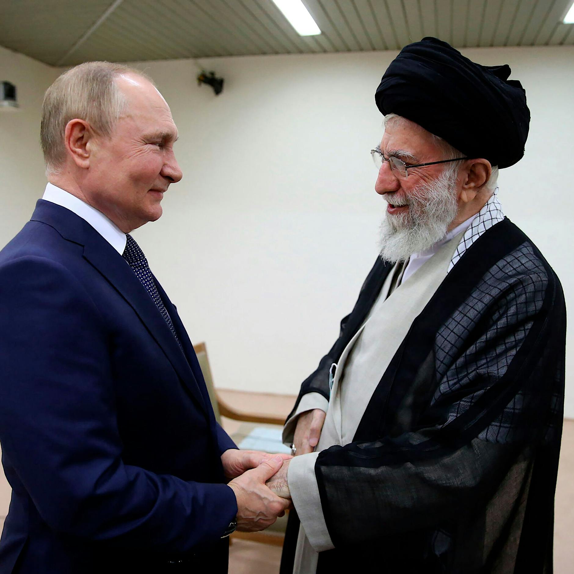 Putin bleibt passiv: Zerbricht die Achse zwischen Russland und Iran?