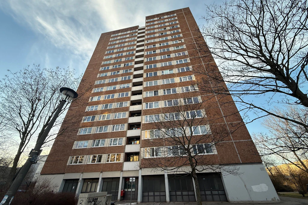 In diesem Hochhaus ereignete sich der Unfall. Dabei starb ein kleines Kind.