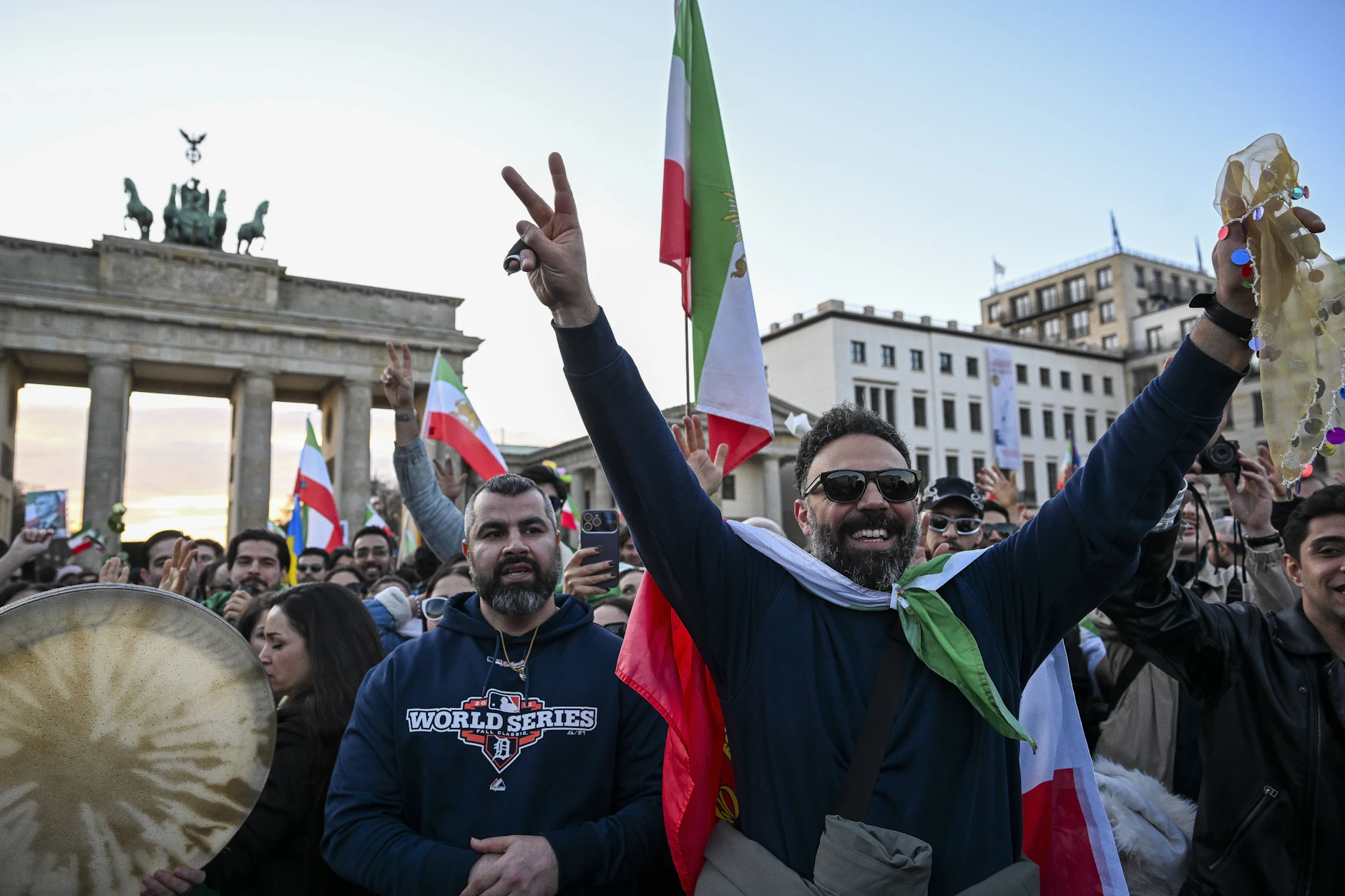 Deutsch-Iraner und Exil-Iraner feierten am Samstag in Berlin Großangriff der USA und Israels.