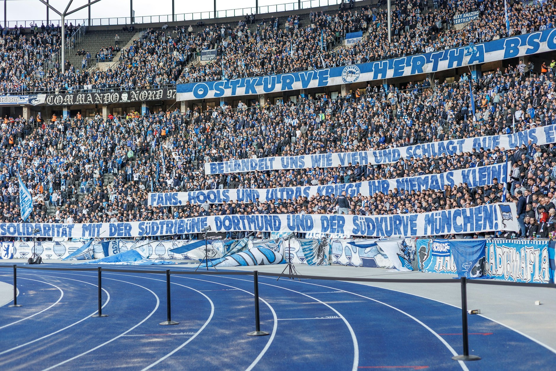 Deutliche Botschaft der aktiven Fanszene von Hertha BSC: „Behandelt uns wie Vieh und schlagt auf uns ein – Fans, Hools und Ultras kriegt ihr niemals klein! Solidarität mit der Südtribüne Dortmund und der Südkurve München!“