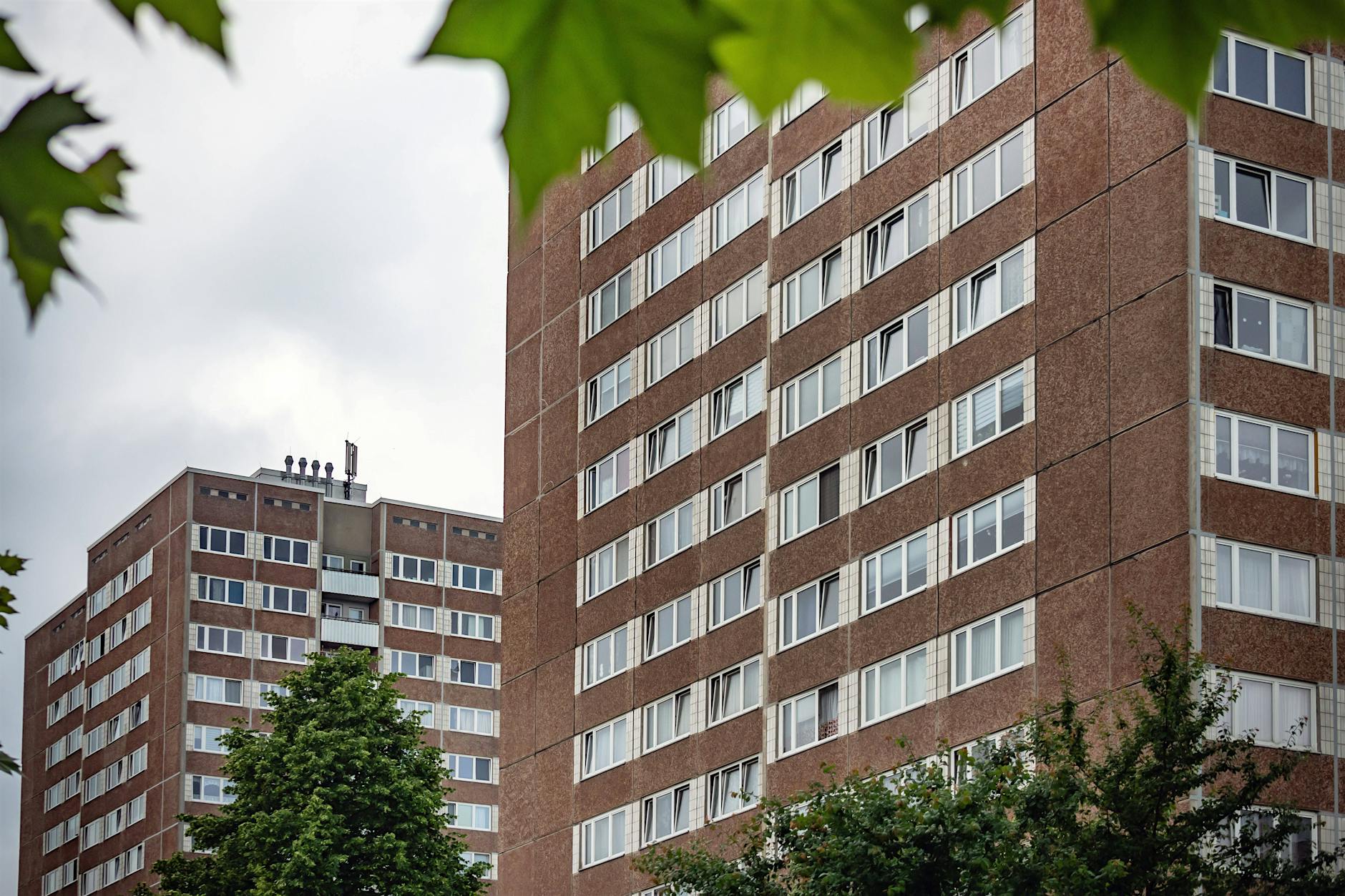 Tod nach Fenstersturz: Vierjähriger Junge fällt aus dem 15. Stock in Marzahn