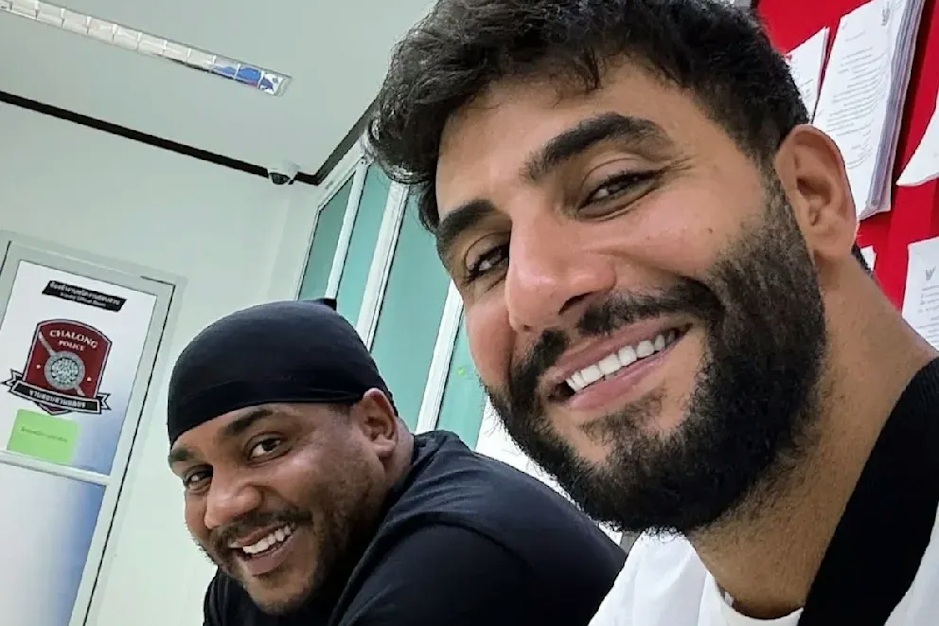 Samra (r.) und Kumpel und Rapper Nu auf der Polizeistation auf Phuket.