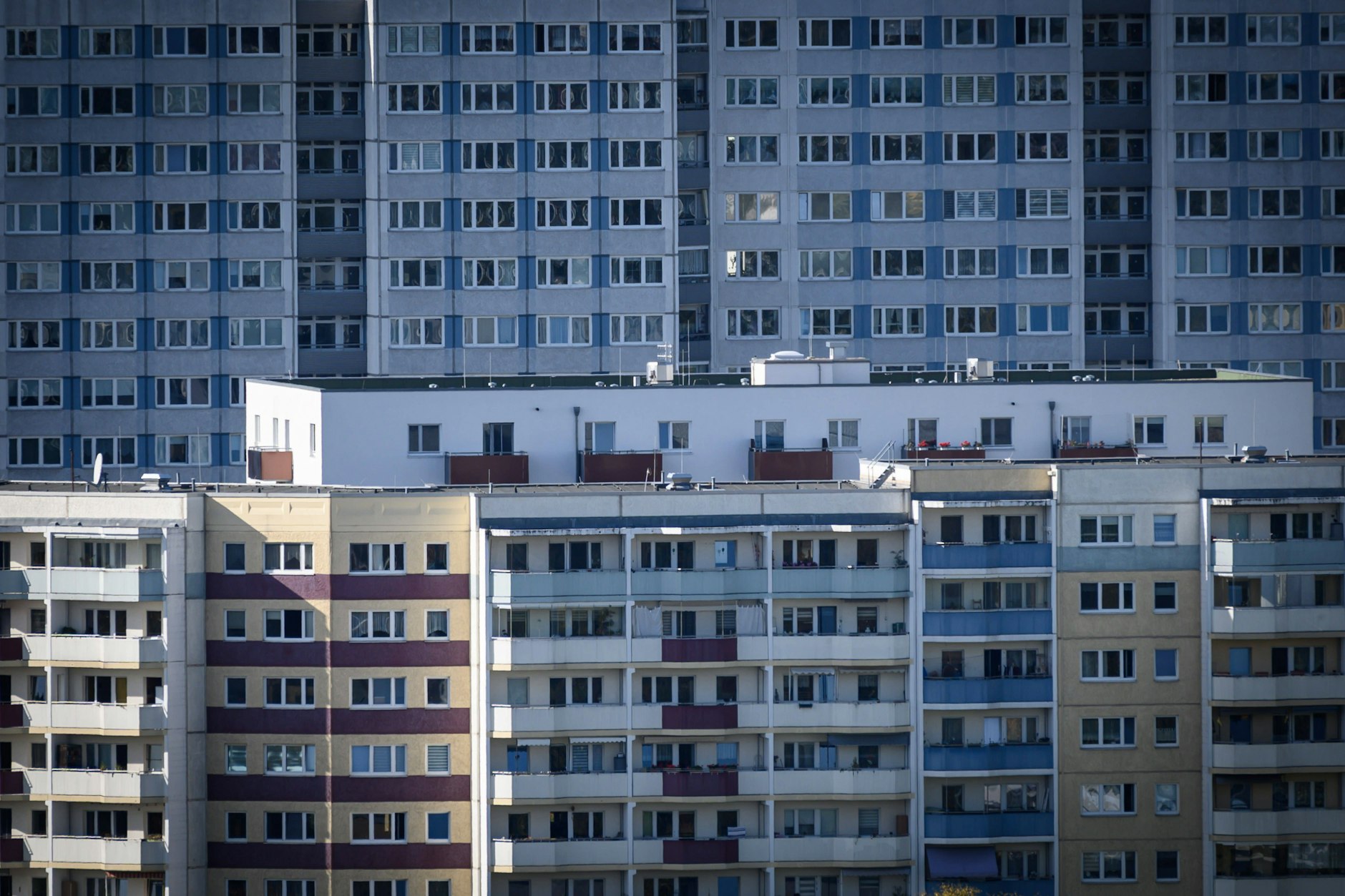 In Marzahn ist ein Kind aus dem 15. Stock eines Wohnhauses gestürzt.