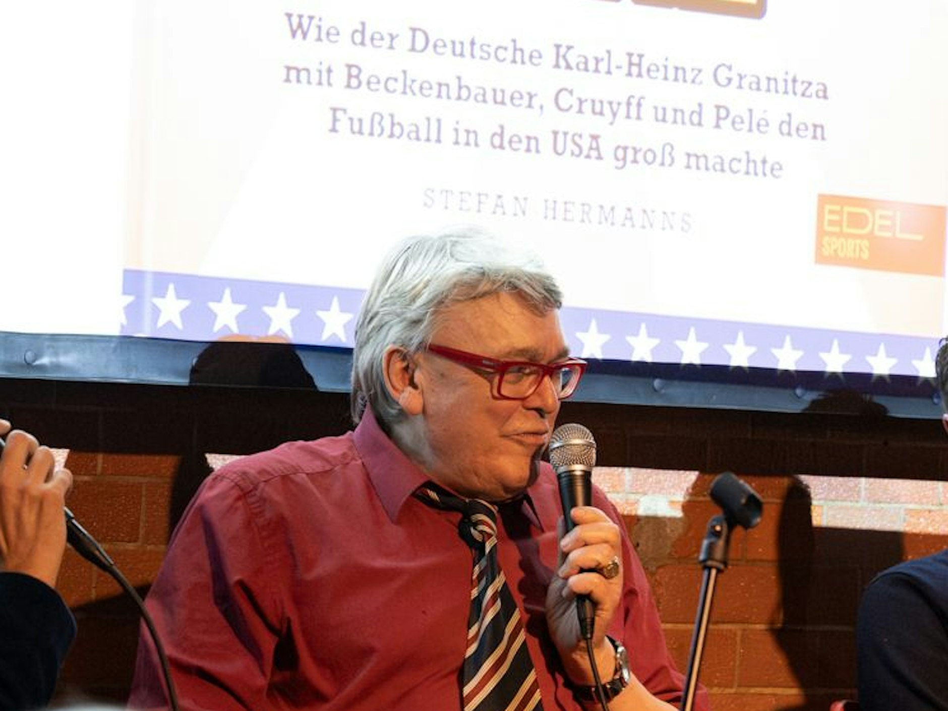 Herthas ehemaliger Stürmer Karl-Heinz Granitza bei der Vorstellung seines Buches „King Bomber Karl“ beim Spirituosenhersteller Mampe.