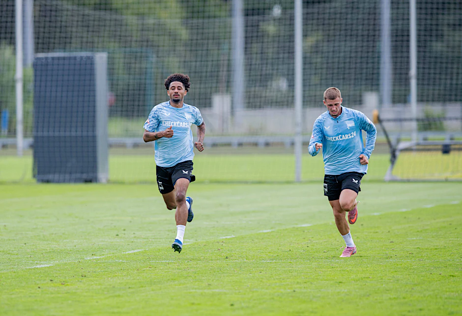 Jeremy Dudziak und Michael Cuisance im Sprintduell. Bei Hertha BSC liefern sich die beiden jetzt einen Kampf um die Startelf.