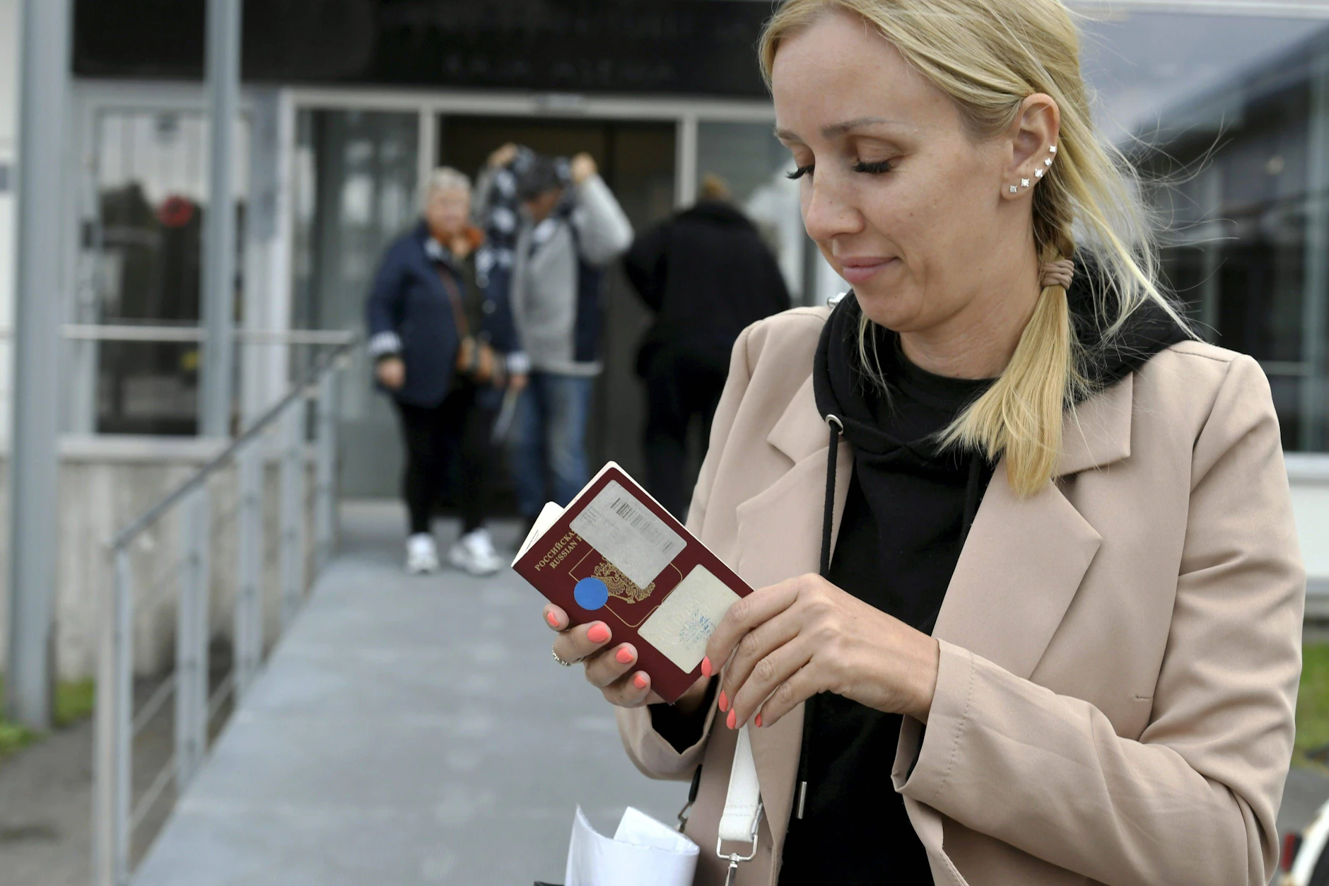 Eine russische Frau wartet am Grenzübergang Vaalimaa in Virolahti, Finnland, auf die Einreise nach Finnland. Ihr Visum wurde von Italien ausgestellt. Archivbild aus dem Jahr 2022.