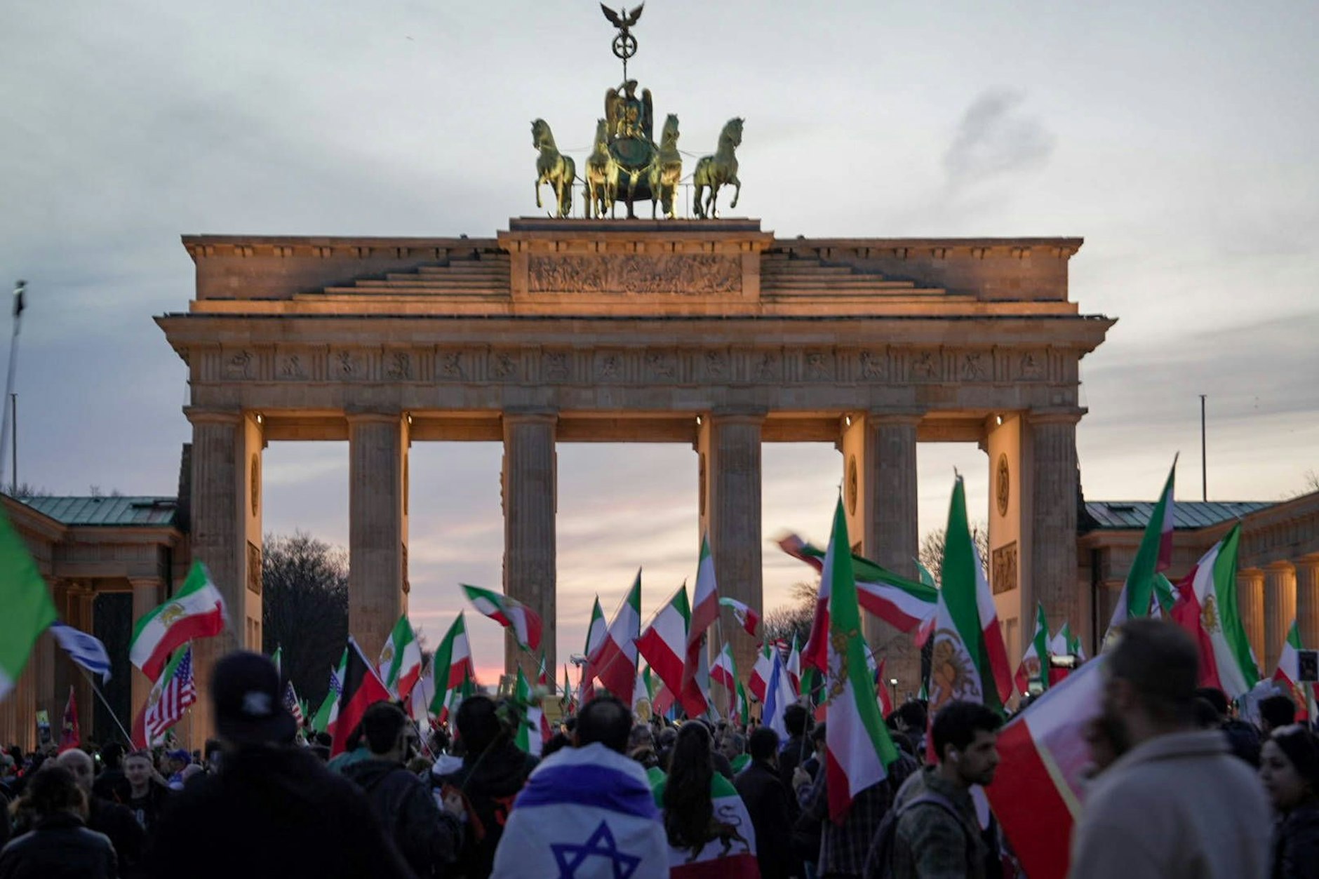 Iraner in Deutschland protestieren vor dem Brandenburger Tor.