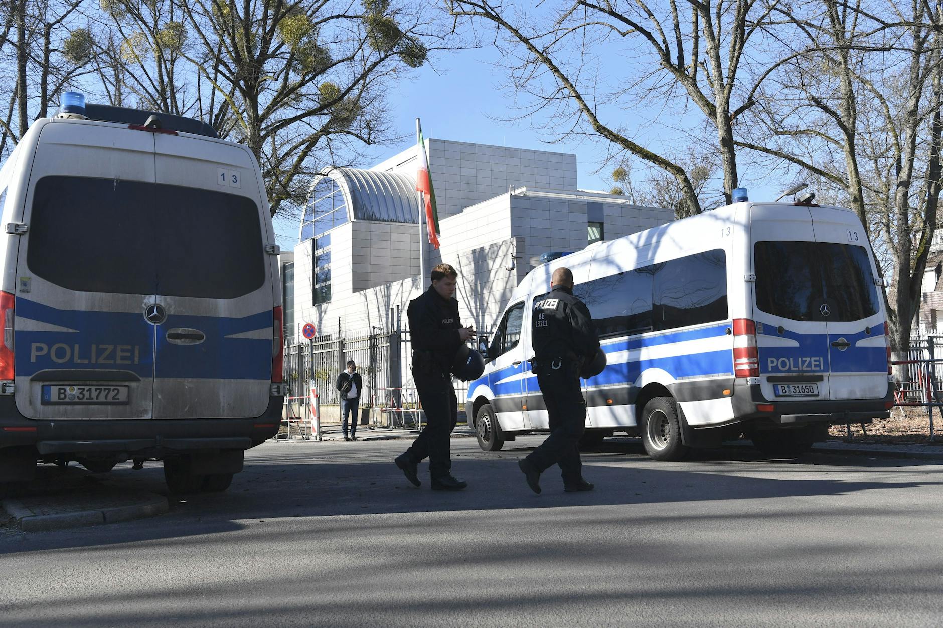 Polizisten bewachen die iranische Botschaft in Berlin.