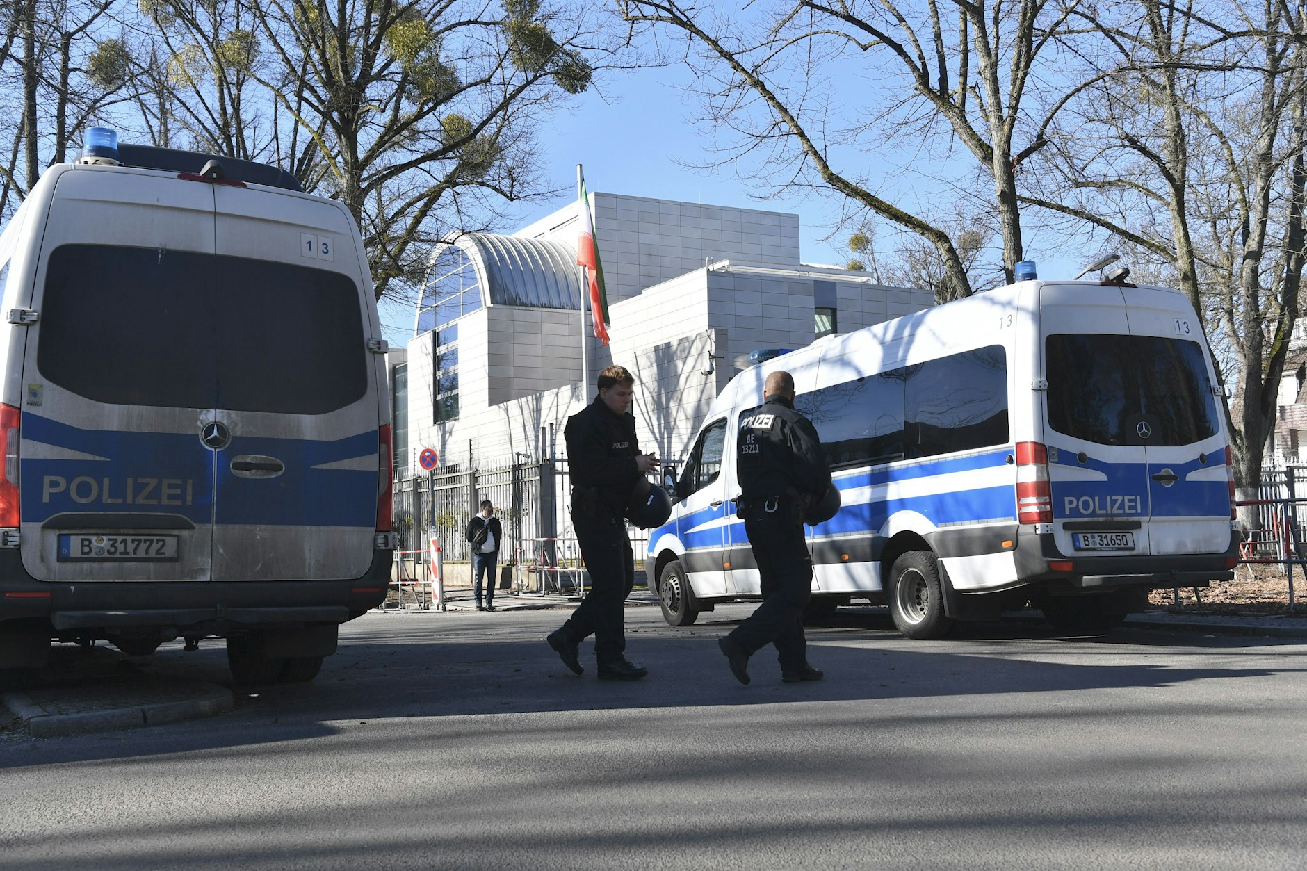 Polizisten bewachen die iranische Botschaft in Berlin.